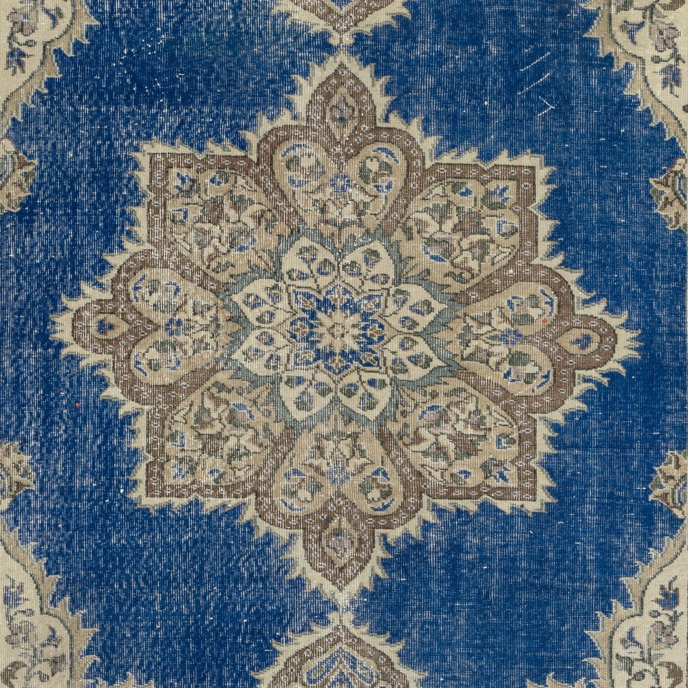 Vintage Handmade Turkish Wool Area Rug. Traditional Hand-Knotted Carpet with Medallion Design
