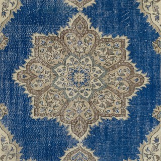 Vintage Handmade Turkish Wool Area Rug. Traditional Hand-Knotted Carpet with Medallion Design