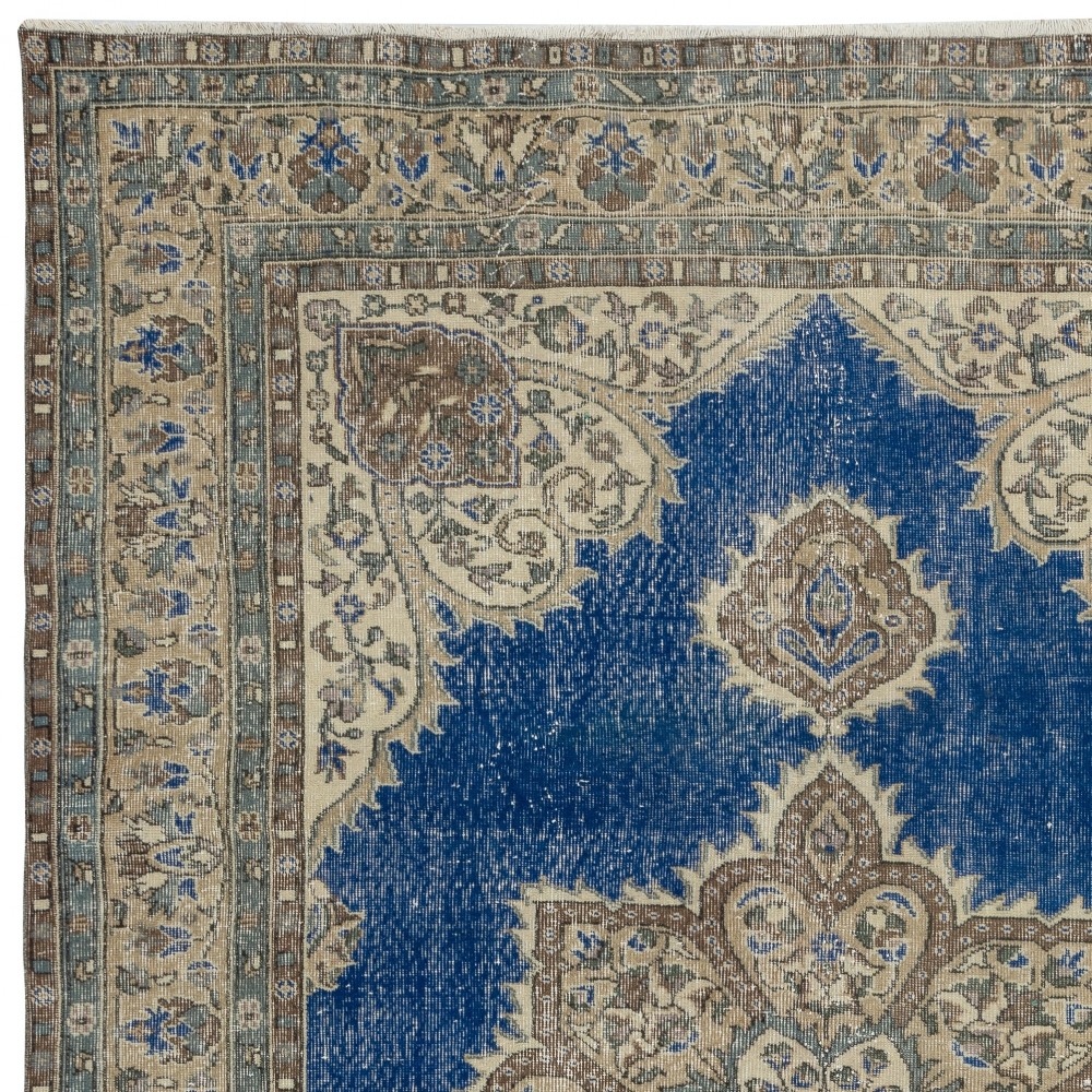 Vintage Handmade Turkish Wool Area Rug. Traditional Hand-Knotted Carpet with Medallion Design