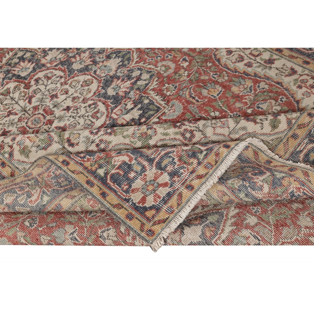Vintage Turkish Red Area Rug for Living Room Decor. Hand-knotted Wool Carpet with Medallion Design