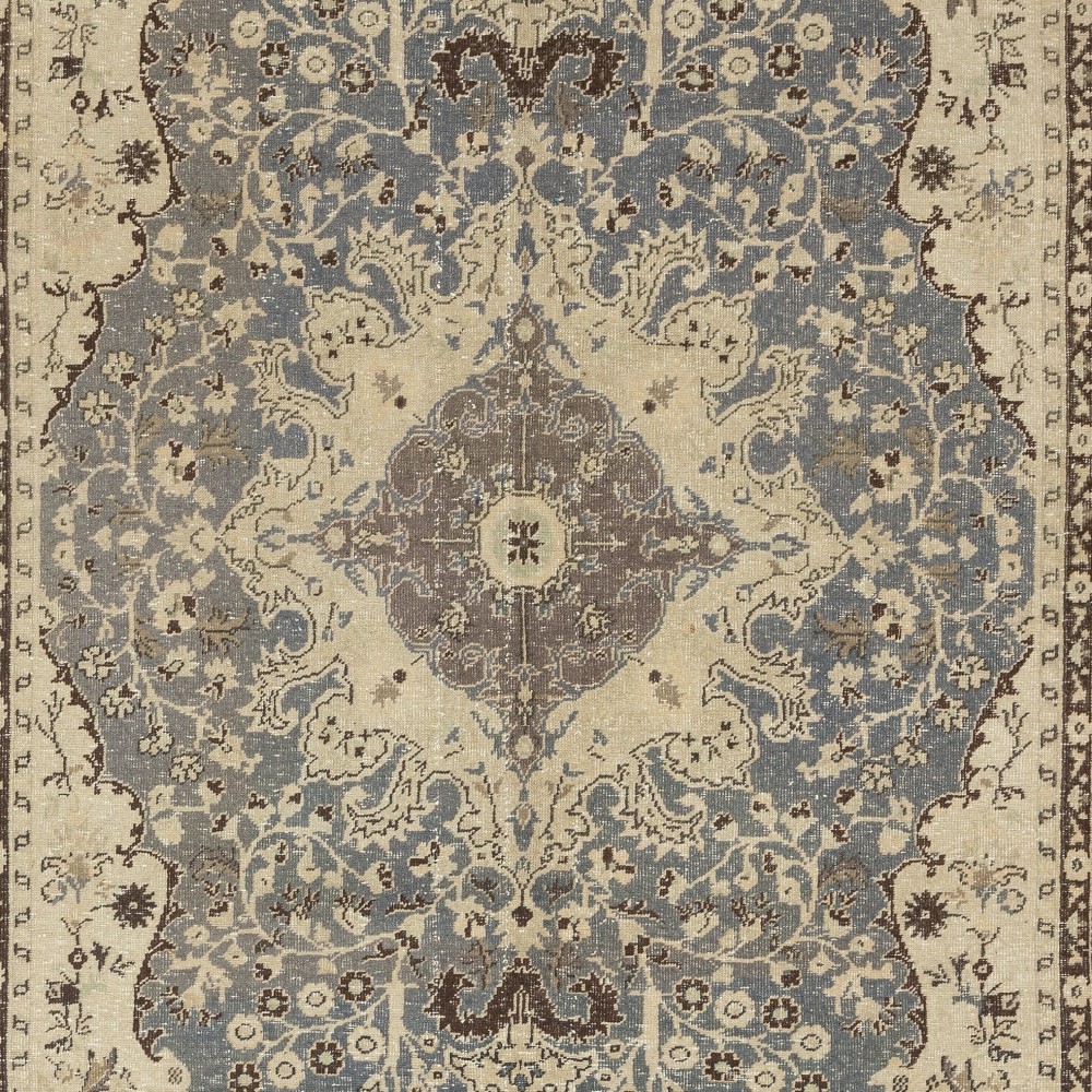 Vintage Turkish Wool Rug. Hand-Knotted Area Carpet for Country Farmhouse Decoration
