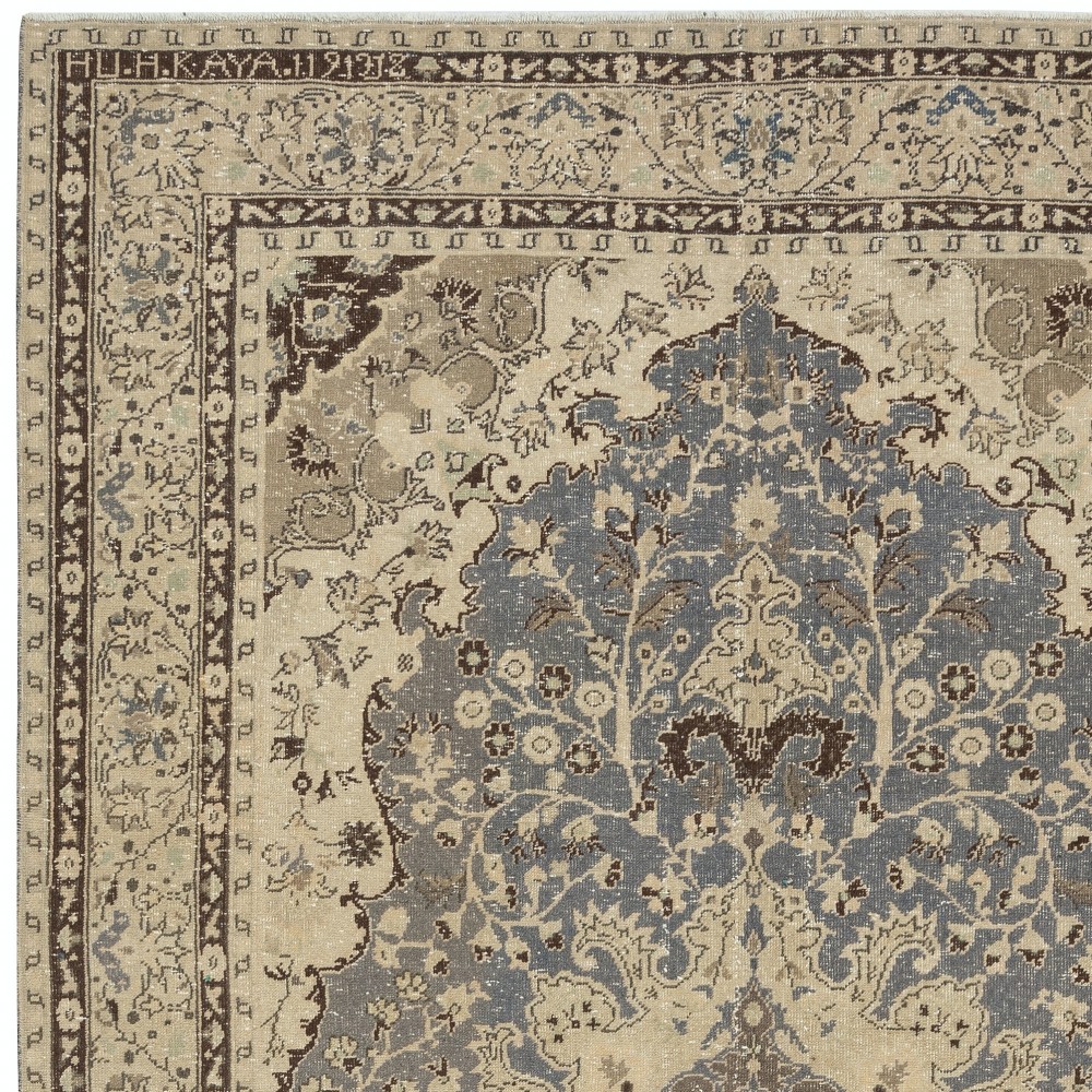 Vintage Turkish Wool Rug. Hand-Knotted Area Carpet for Country Farmhouse Decoration