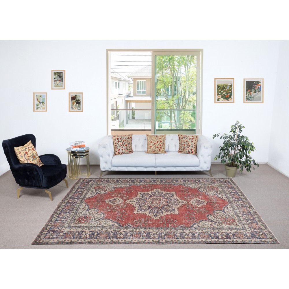 Traditional Vintage Handmade Turkish Area Rug. Hand-knotted Wool Carpet with Medallion Design
