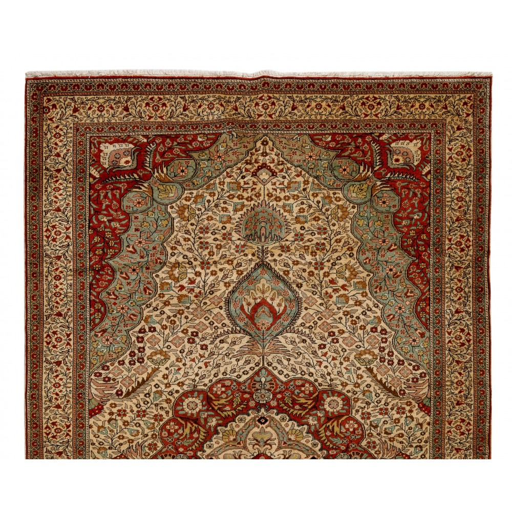 Fine Vintage Kayseri Rug. Excellent condition, even medium wool pile on cotton foundation