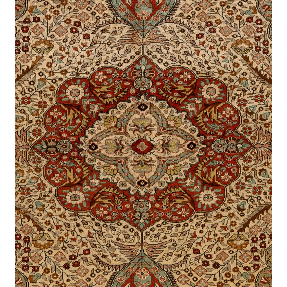 Fine Vintage Kayseri Rug. Excellent condition, even medium wool pile on cotton foundation