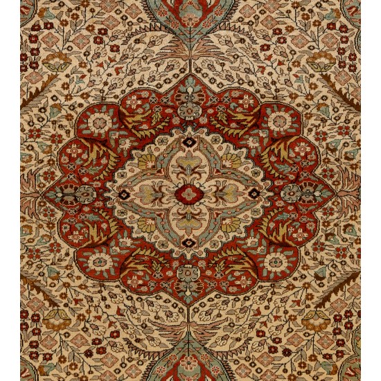 Fine Vintage Kayseri Rug. Excellent condition, even medium wool pile on cotton foundation Fine Vintage Kayseri Rug. Excellent condition, even medium wool pile on cotton foundation
