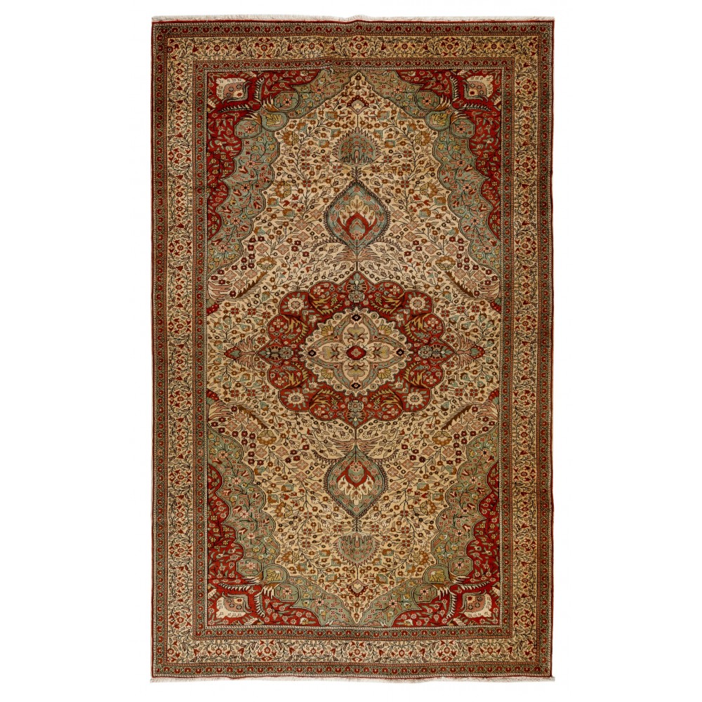 Fine Vintage Kayseri Rug. Excellent condition, even medium wool pile on cotton foundation