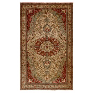 Fine Vintage Kayseri Rug. Excellent condition, even medium wool pile on cotton foundation