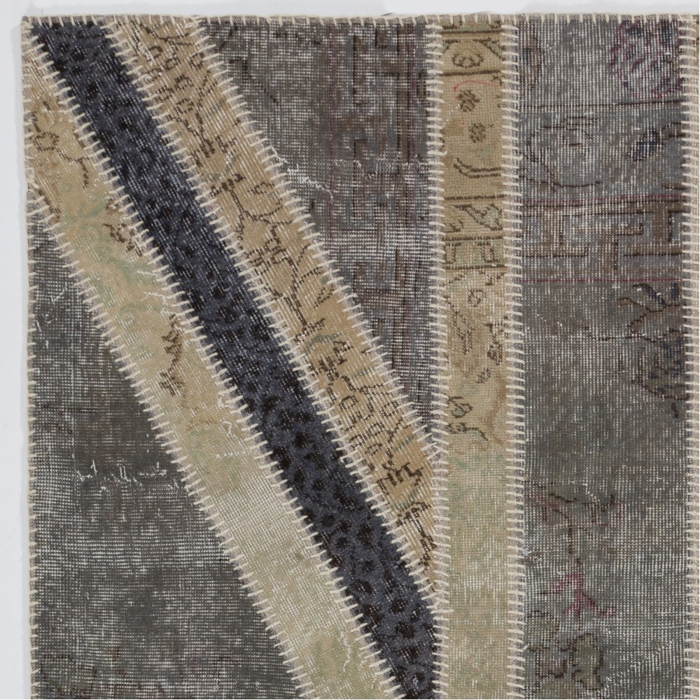 Modern Handmade Patchwork Rug with Union Jack British Flag Design | Hand-Knotted United Kingdom Flag Pattern Gray Carpet Modern Handmade Patchwork Rug with Union Jack British Flag Design | Hand-Knotted United Kingdom Flag Pattern Gray Carpet