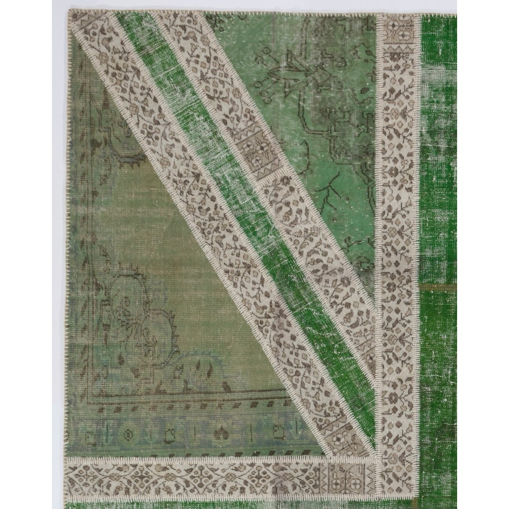 Union Jack British Flag Design Patchwork Rug | Vintage Hand-Knotted United Kingdom Flag Pattern Green Carpet Union Jack British Flag Design Patchwork Rug | Vintage Hand-Knotted United Kingdom Flag Pattern Green Carpet