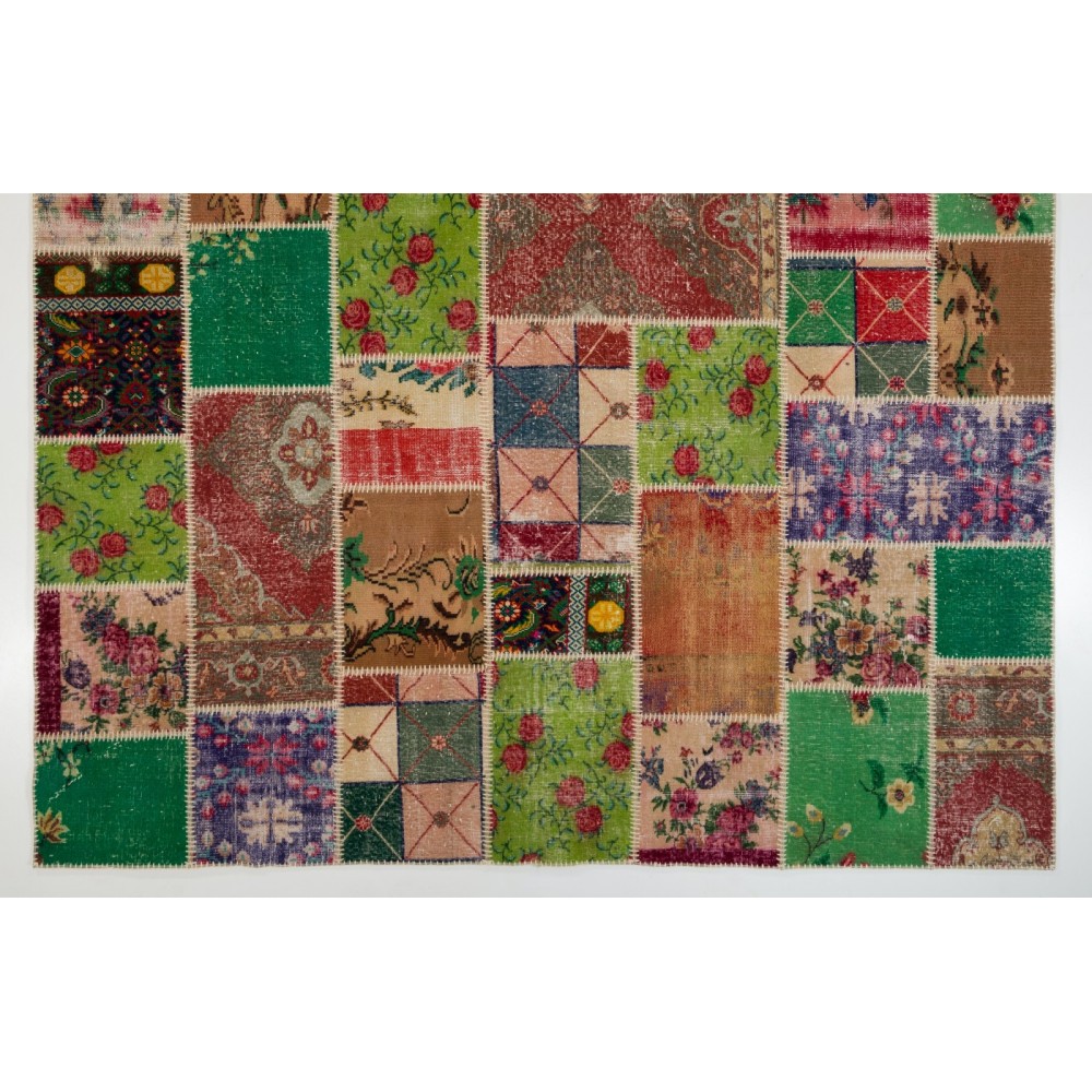 Traditional Handmade Oriental Patchwork Rug for Contemporary Interiors. Vintage Turkish Rose Pattern Carpet