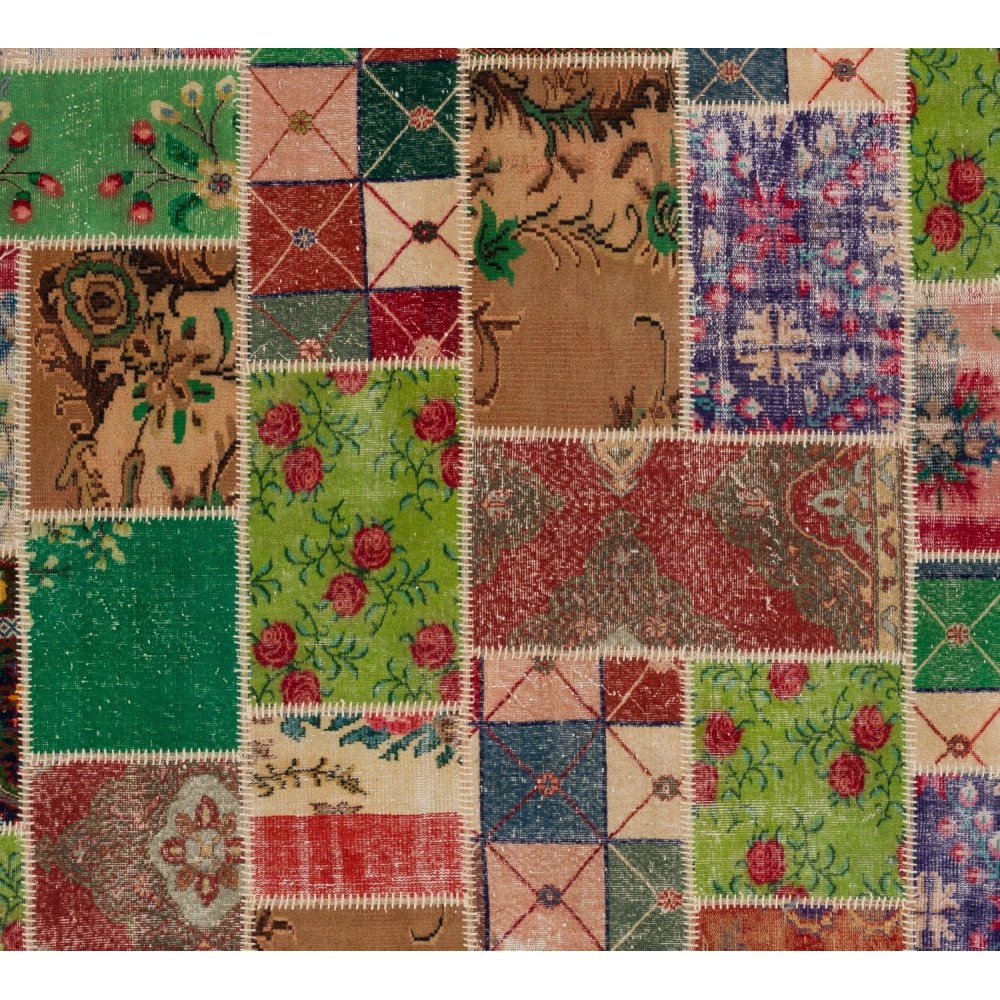 Traditional Handmade Oriental Patchwork Rug for Contemporary Interiors. Vintage Turkish Rose Pattern Carpet