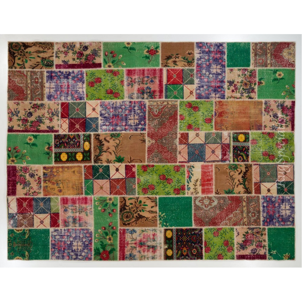 Traditional Handmade Oriental Patchwork Rug for Contemporary Interiors. Vintage Turkish Rose Pattern Carpet