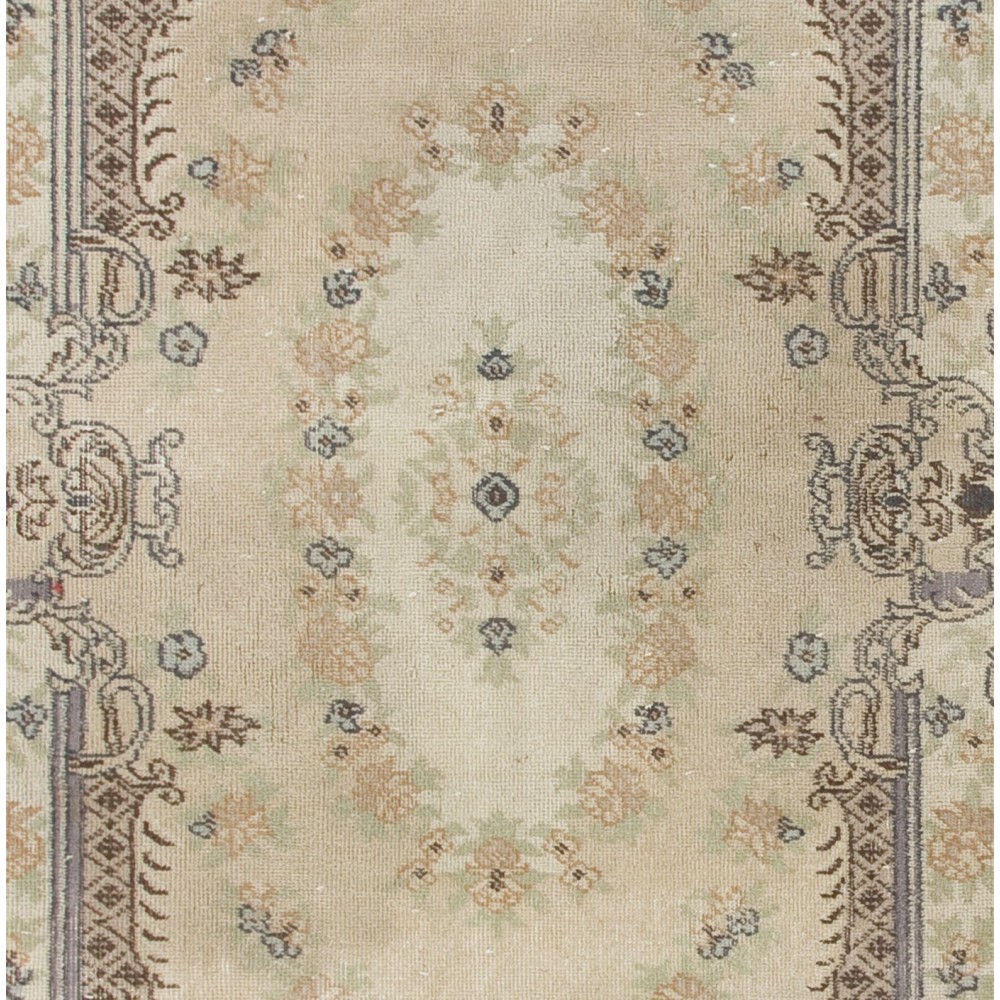 Vintage Baroque Style Rug - Finely Handknotted- Wool