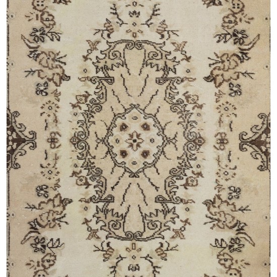 Hand-Knotted Vintage Central Anatolian Area Rug with Medallion Design. Woolen Floor Covering