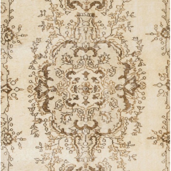 Vintage Turkish Oushak Rug with Medallion Design. Handmade carpet in Neutral Colors.