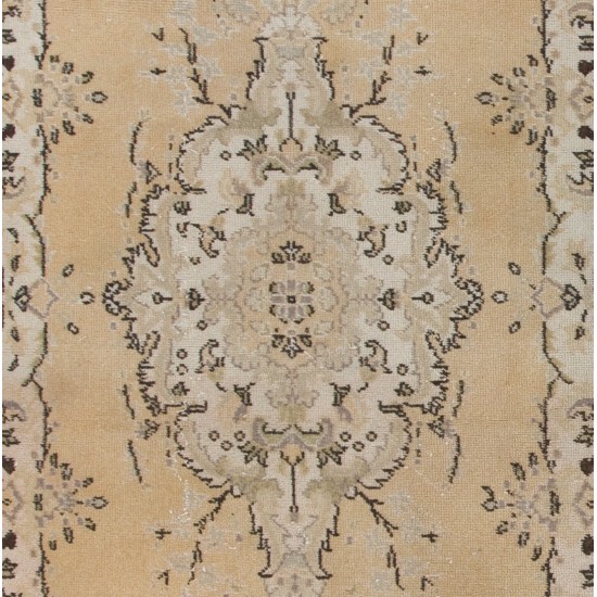 Fine Hand-Knotted Vintage Rug with Medallion Design in Neutral Tones. Fine Hand-Knotted Vintage Rug with Medallion Design in Neutral Tones.