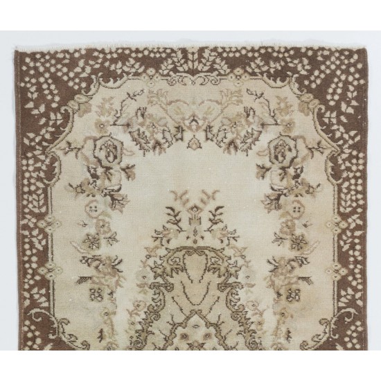 Hand-Knotted Vintage Central Anatolian Area Rug with Medallion Design. Woolen Floor Covering