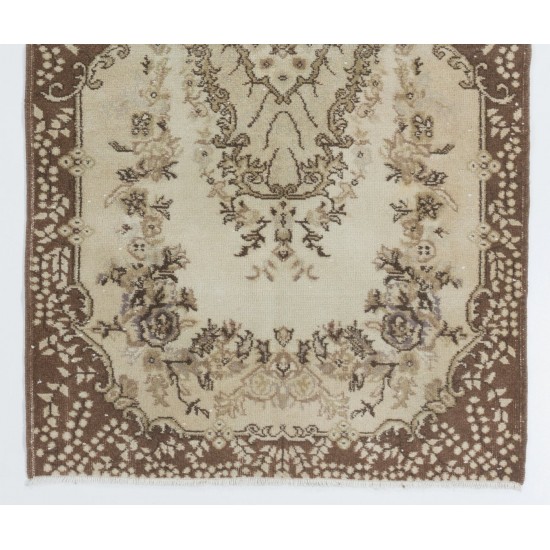 Hand-Knotted Vintage Central Anatolian Area Rug with Medallion Design. Woolen Floor Covering