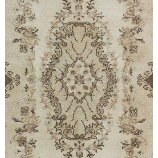 Hand-Knotted Vintage Central Anatolian Area Rug with Medallion Design. Woolen Floor Covering