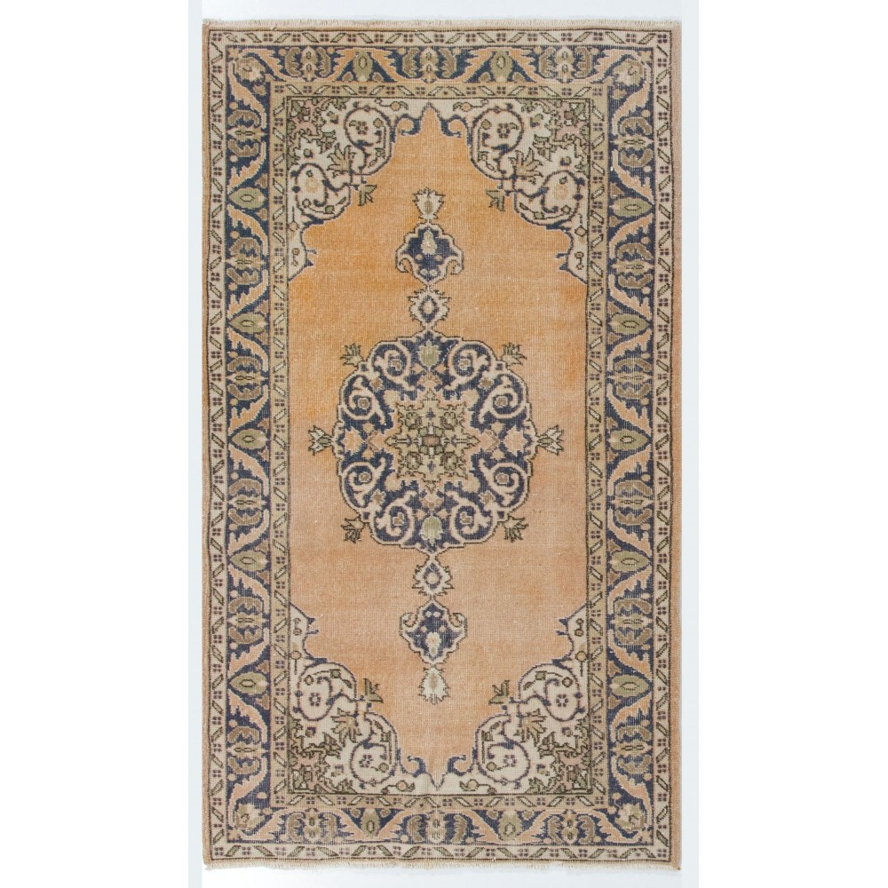 Fine Hand-Knotted Vintage Area Rug with Medallion Design in Soft Tones. Woolen Floor Covering