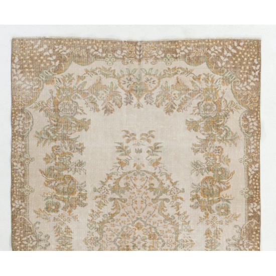 Hand-Knotted Vintage Central Anatolian Area Rug with Medallion Design. Woolen Floor Covering