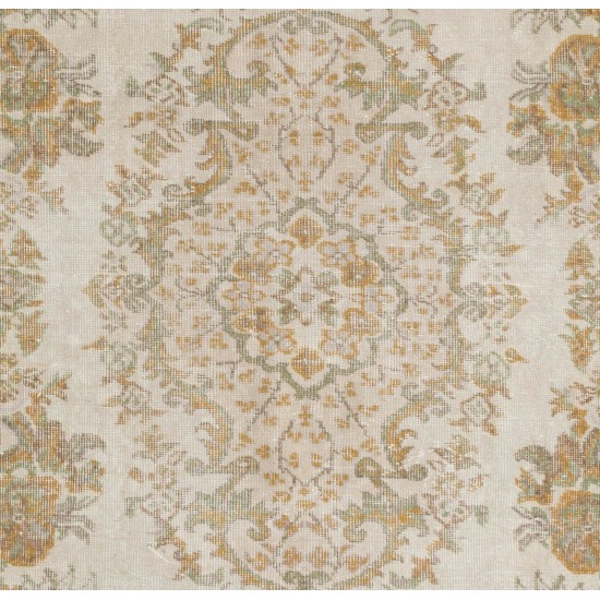 Hand-Knotted Vintage Central Anatolian Area Rug with Medallion Design. Woolen Floor Covering