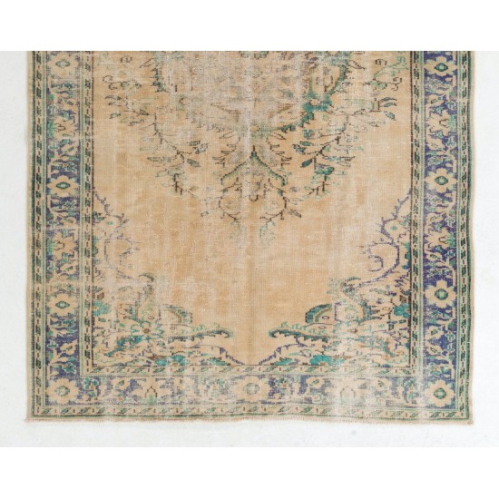Fine Hand-Knotted Central Anatolian Turkish Area Rug with Elegant Design. Vintage Carpet. Fine Hand-Knotted Central Anatolian Turkish Area Rug with Elegant Design. Vintage Carpet.
