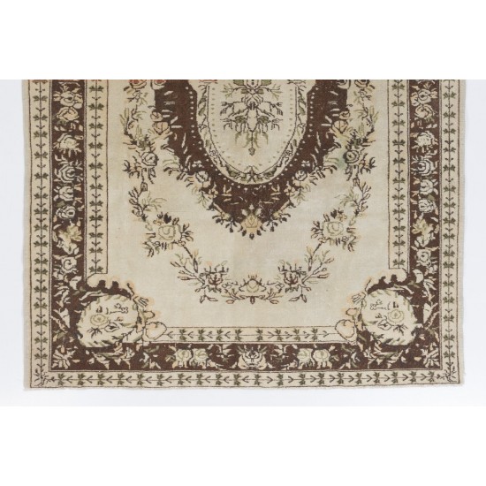 Hand-Knotted Vintage Oushak Area Rug. Medallion Design Wool Carpet