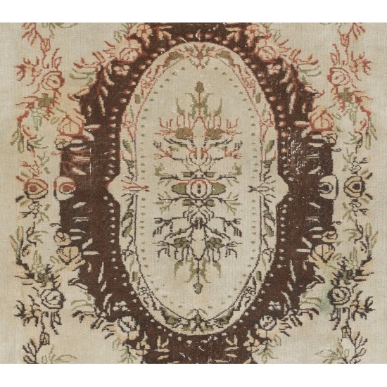 Hand-Knotted Vintage Oushak Area Rug. Medallion Design Wool Carpet