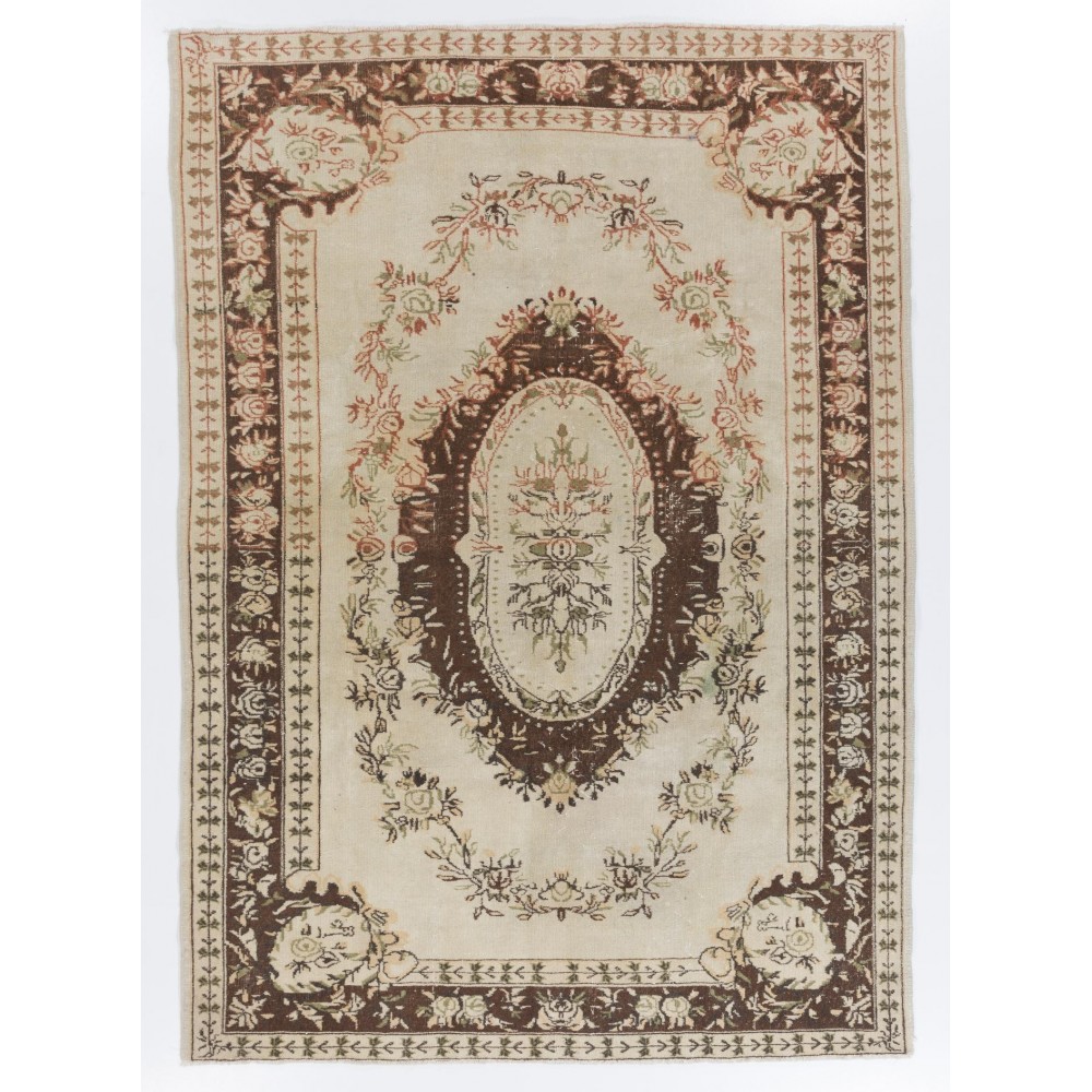 Hand-Knotted Vintage Oushak Area Rug. Medallion Design Wool Carpet