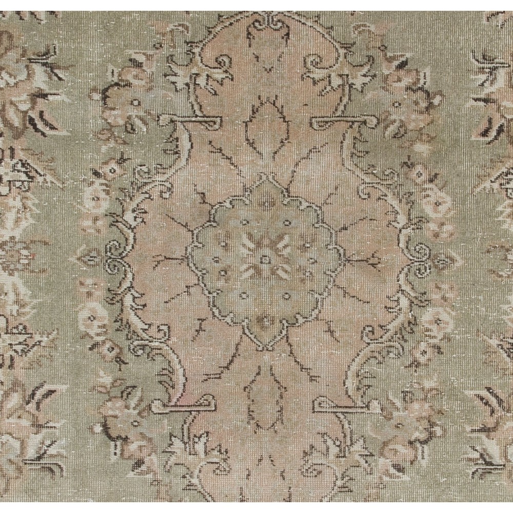 Vintage Anatolian Oushak Rug with Floral Medallion Design. Hand-Knotted Wool Carpet