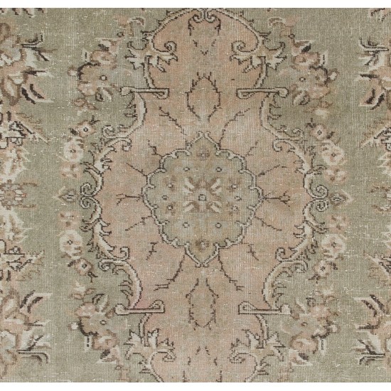 Vintage Anatolian Oushak Rug with Floral Medallion Design. Hand-Knotted Wool Carpet