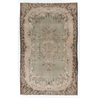 Vintage Anatolian Oushak Rug with Floral Medallion Design. Hand-Knotted Wool Carpet