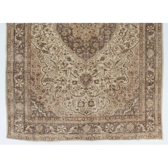 Fine Vintage Traditional Turkish Wool Rug Fine Vintage Traditional Turkish Wool Rug