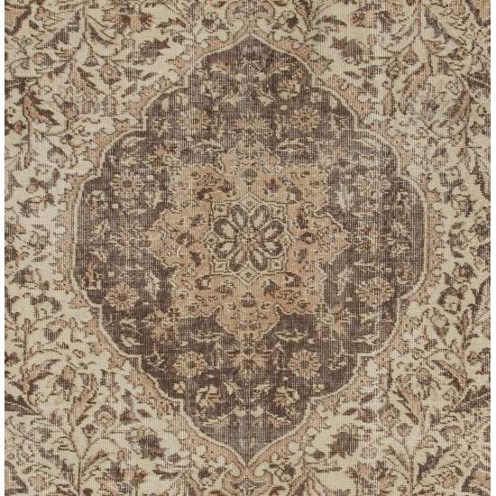 Fine Vintage Traditional Turkish Wool Rug Fine Vintage Traditional Turkish Wool Rug