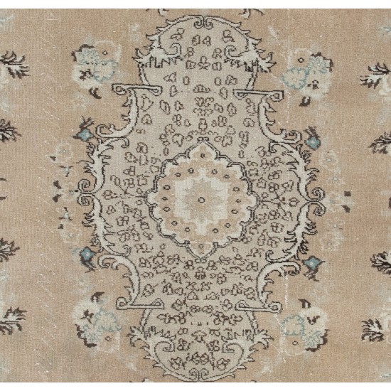 MidCentury French Baroque Style Floral Rug. Elegant Design MidCentury French Baroque Style Floral Rug. Elegant Design