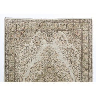 Vintage Turkish Wool Area Rug with Medallion Design. Hand-Knotted Beige Carpet for Cozy Farmhouse Interiors Vintage Turkish Wool Area Rug with Medallion Design. Hand-Knotted Beige Carpet for Cozy Farmhouse Interiors