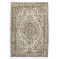 Vintage Turkish Wool Area Rug with Medallion Design. Hand-Knotted Beige Carpet for Cozy Farmhouse Interiors